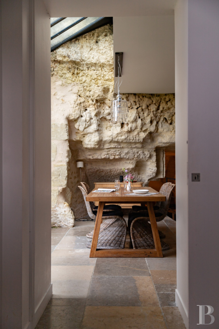 En Indre-et-Loire, sur les hauteurs d’un village, près d’Amboise, un château et son hameau en bordure de forêt - photo  n°37